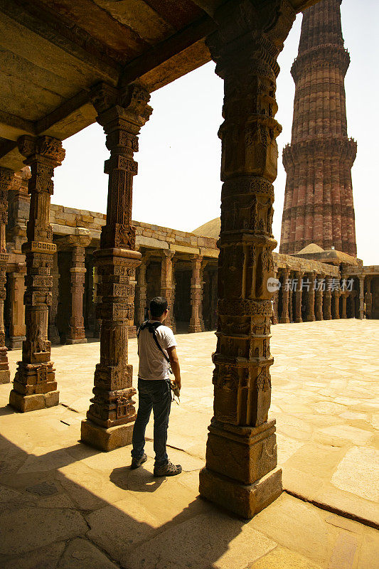 年轻的亚洲人在qutub minar旅行